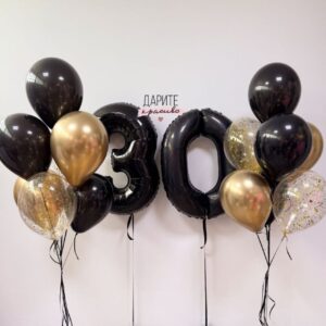 Черные цифры 30 и два фонтана по 7 шаров, в каждом: 2 золотых шара хром, 2 прозрачных шара с золотым конфетти, 3 черных шара. Все шары на черных атласных лентах.