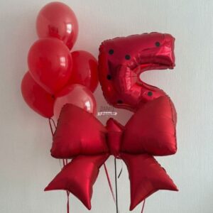 Шары для девочки с цифрой 5 и бантом. Все шары в красном цвете. Состав набора: большая цифра 5 с дополнительным декором в виде черных точек, фигура банта на отдельном грузике и фонтан из 5 красных шаров.