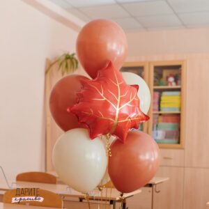 Фонтан из 7 шаров с красным кленовым листом. Шары в терракотовом (красно-коричневом) и кремовом цвете в центре с фольгированной фигурой в виде красного кленового листа.